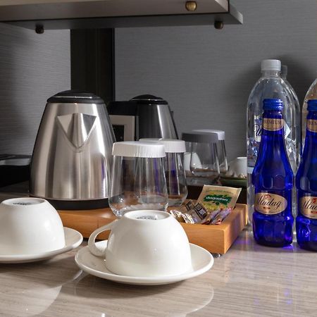Bentley Hotel Old City-Special Class Κωνσταντινούπολη Εξωτερικό φωτογραφία Bottled water in a hotel room