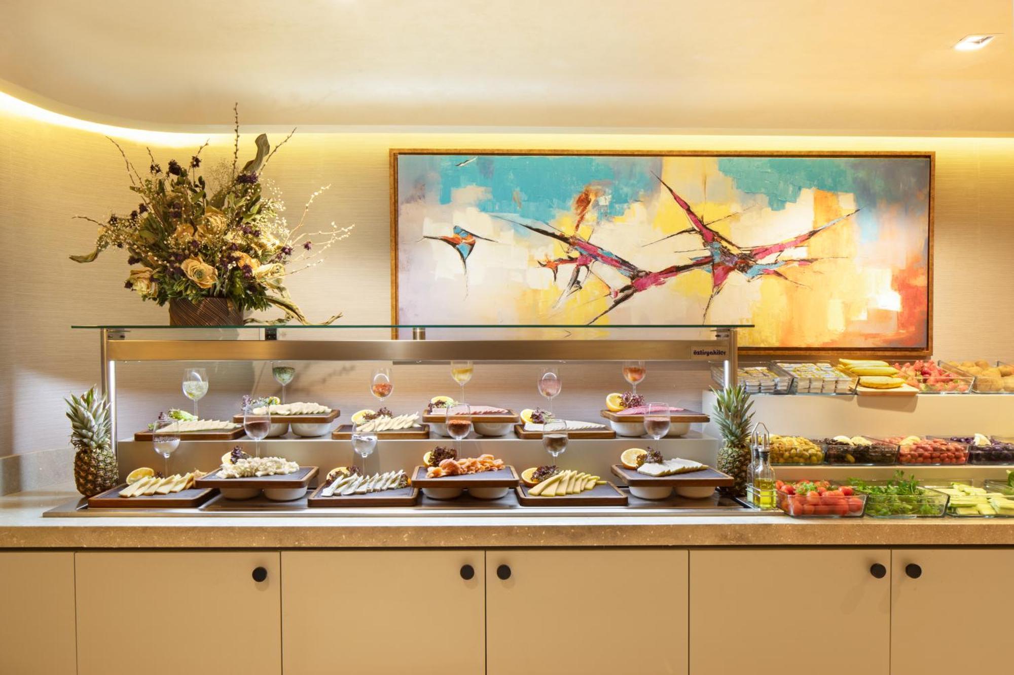 Bentley Hotel Old City-Special Class Κωνσταντινούπολη Εξωτερικό φωτογραφία A buffet at a hotel